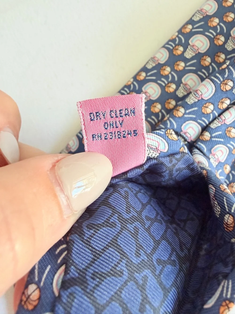Vineyard Vines 100% Silk Basketball Hoop Sports Theme Navy Patterned Tie
